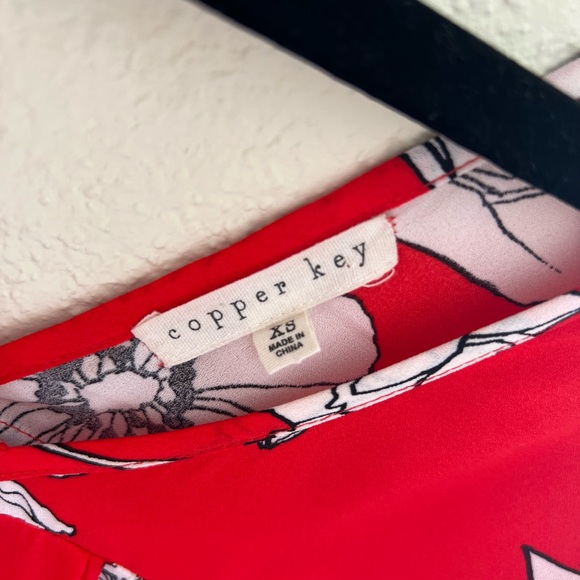 Red floral Copper Key Blouse ⭐️ - Picture 2 of 7